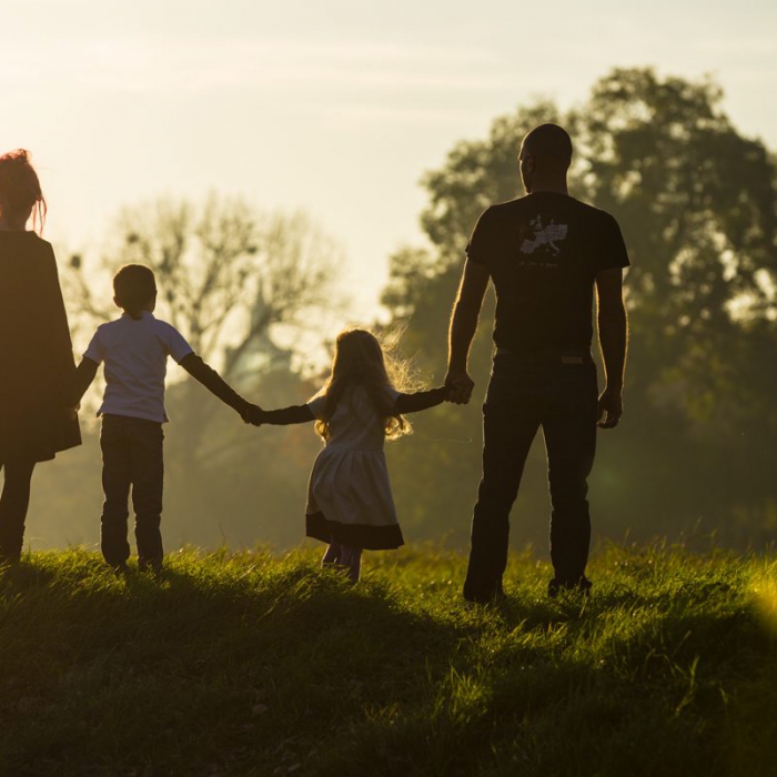 Eltern mit zwei Kindern in der Rückansicht