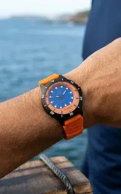 gul watches blå orange vattenfast klocka på mans arm hav i bakgrund