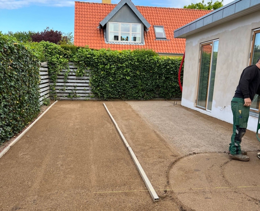 Græs og belægning i Risskov