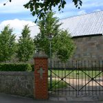 Foto af indgangen en smedejernsport til Hadbjerg Kirke