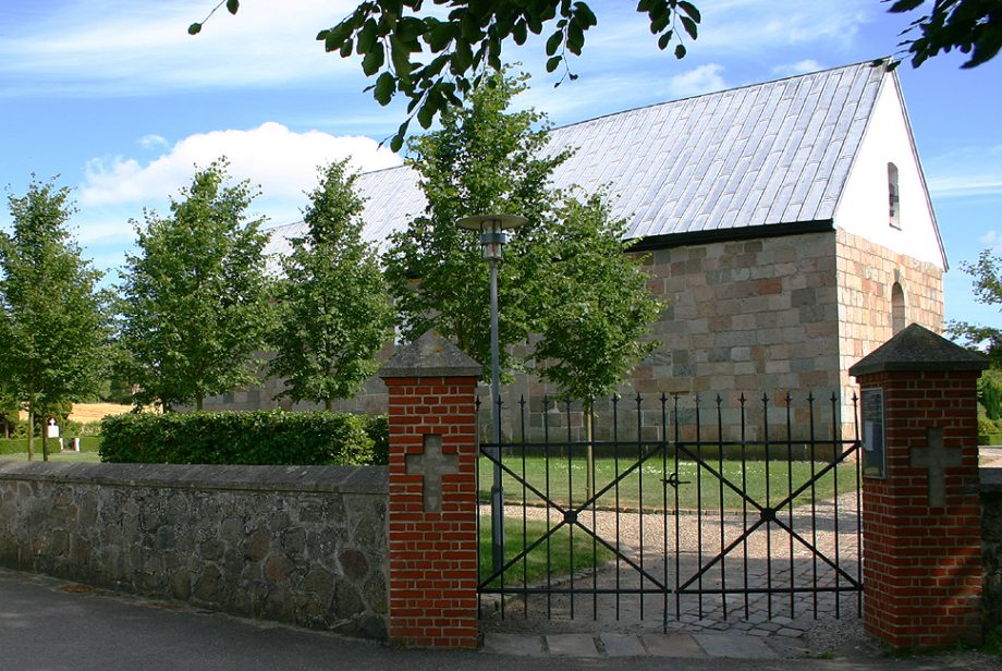 Foto af indgangen - en smedejernsport -  til Hadbjerg Kirke