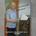 Forsiden med en medarbejder og pengeskabet frå Lyngå Sparekasse