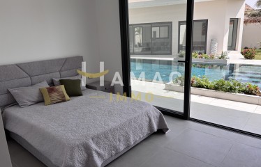 Chambre grise vue piscine 