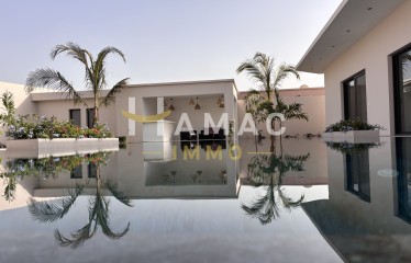 Piscine vue vers pool house
