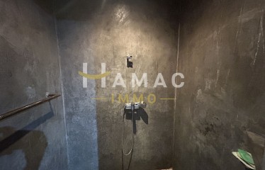 Douche grise et porte essuie