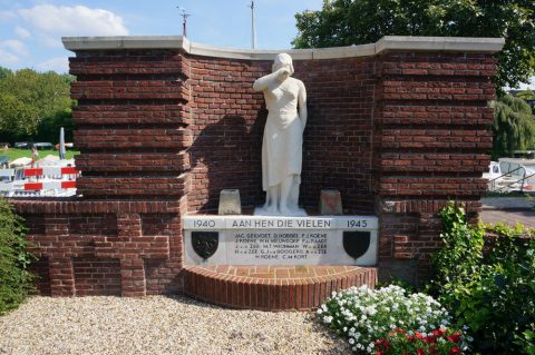 Oorlogs monument, steen, Zwarte Waal