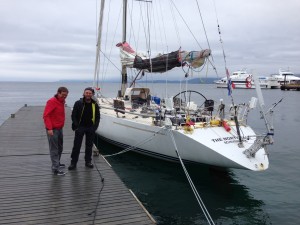 Eelco Mersch (til høyre) og en av hans gjester ved IOR-raceren han skal til Svalbard med.