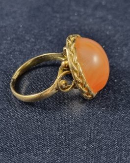 Gold ring with agate stone