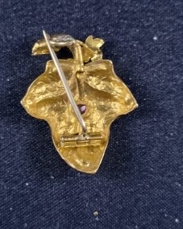 Gold brooch in the shape of a vine leaf