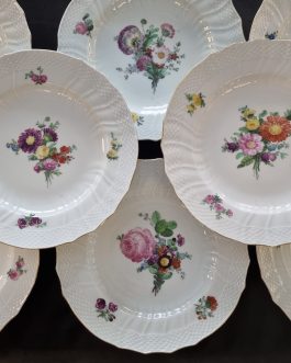 Eight dinner plates Royal Copenhagen Porcelain