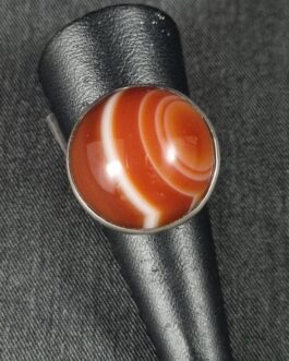 Silver ring with cabochon cut agate