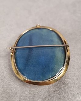 Camé brooch with gold frame