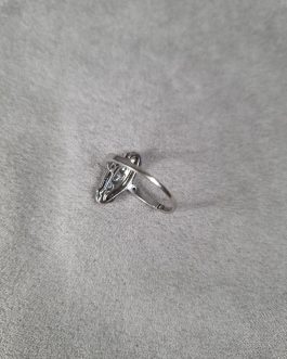 14 carat white gold ring