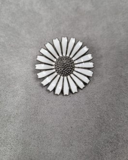 Marguerite brooch