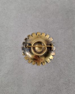 Marguerite brooch