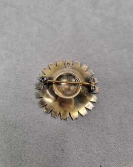 Marguerite brooch