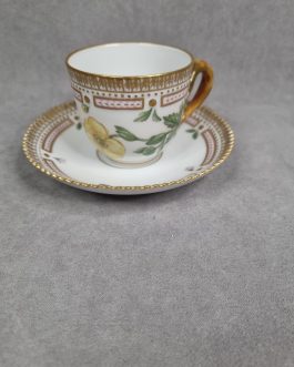 A pair of Flora Danica mocha cups #3621 (= 056)