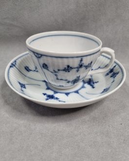 A pair of early 19th-century mussel-painted coffee cups