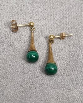 A pair of 8 carat gold earrings