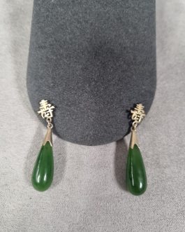 A pair of stud earrings in gold-plated silver and teardrop nephrite