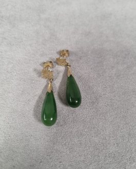 A pair of stud earrings in gold-plated silver and teardrop nephrite