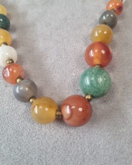 Necklace with round agate beads