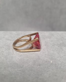 14 carat gold ring with glass stones
