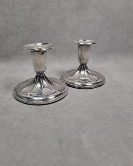 Et par sølvlysestager