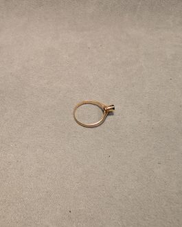 14 karat guldring med en safir og en gammelsleben brillant