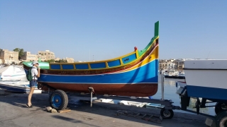 traditionel fiskerbåd på havnen i Birzebbuggia