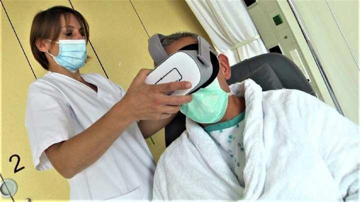 Casque de réalité virtuelle utilisé pour se relaxer avant une opération