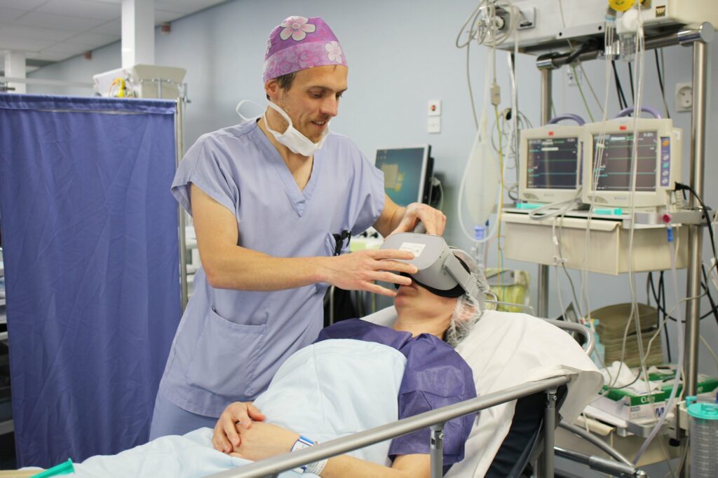 Healthy Mind a développé son logiciel de réalité virtuelle dans le but de détendre les patients et les soignants à l'hôpital.