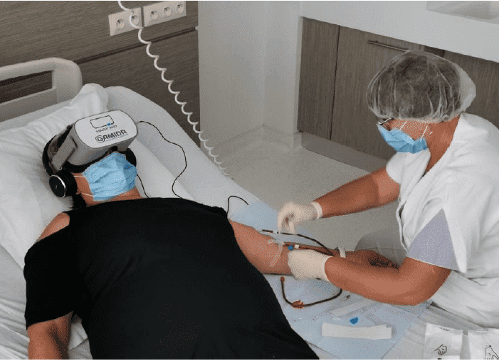 Apaiser son anxiété pendant une séance de dialyse avec la réalité virtuelle Healthy Mind.