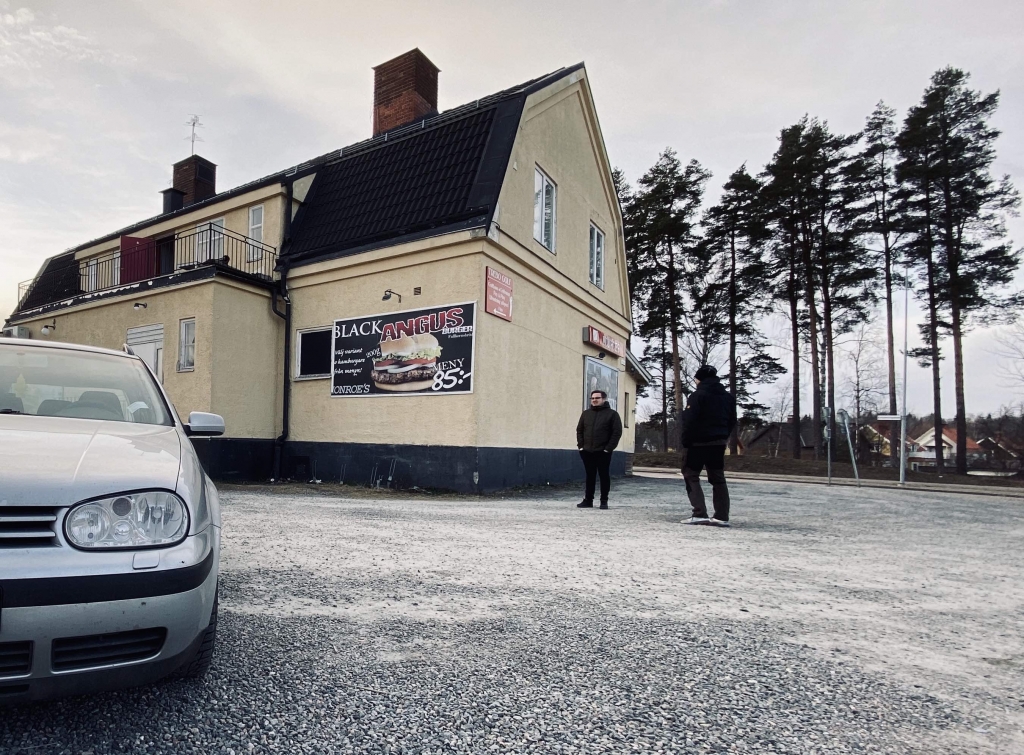 Hej Bruksbils presentatörer Magnus och Theo står och pratar utanför Monroes i Sandviken bredvid en VW Golf IV från 2004.