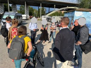 Motvilligt följde Regionens och Stockholms stads representanter med ut på varvsplanen för att titta på alternativen. De visade ingen förståelse för hur en 24 × 7 × 5 meter stor byggnad skulle påverka Långholmen och båtklubben under hela byggtiden och därefter. Foto: Martin Prieto Beaulieu