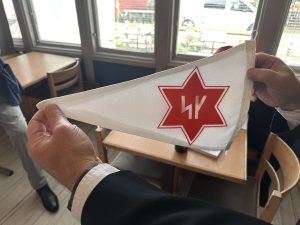 Segelklubbens standar pryds av initialerna SK i runskrift. Foto: Martin Prieto Beaulieu