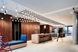 Eine einladende und moderne Lounge in einem Bürogebäude