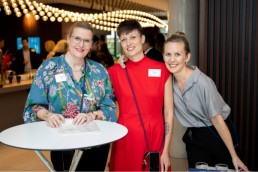 Drei Damen bei einem Networking-Event