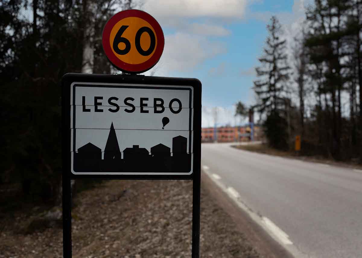 Städfirma i Lessebo med en bild på en skylt med ortsnamnet Lessebo.