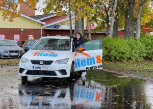 Städpersonal från Hem och kontor AB i städbilen utanför ICA i Vislanda.