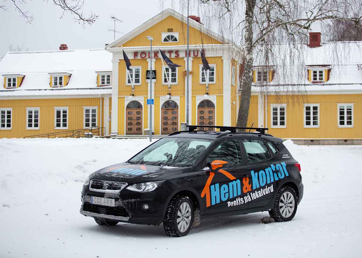 Städfirma Lessebo med bild på städföretagets bil framför folkets hus.