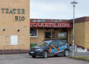 Städbolagets bil framför folkets hus i Alstermo.