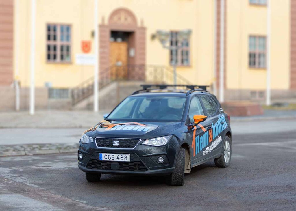 Städfirma i Åseda och Uppvidinge kommun. Bild på städfirmans bil framför kommunhuset.