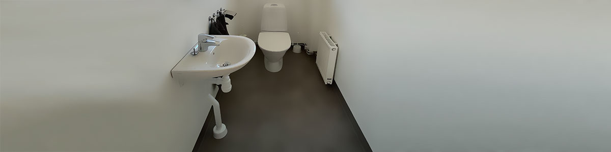 Bild på utförd flyttstädning av stilrent badrum och toalett.