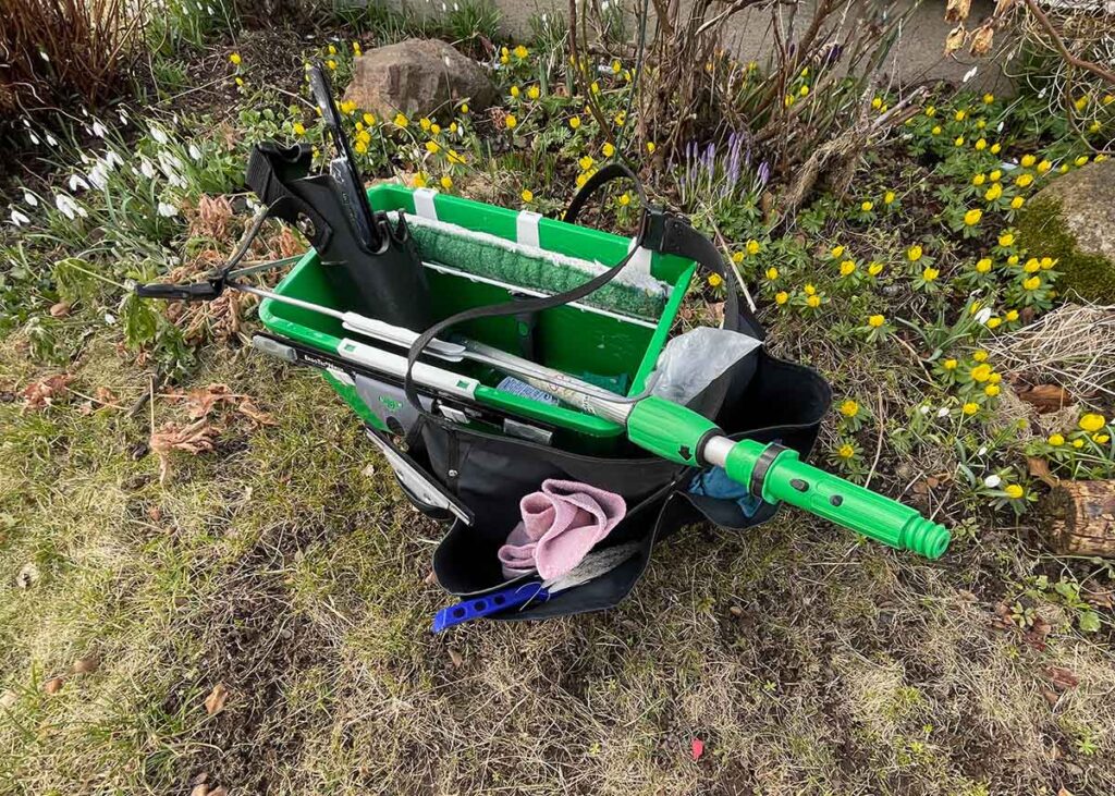 Vårtecken: Ett av de säkraste vårtecknen är när våra kunder börjar ringa och beställa fönsterputsning. Fönsterputsningsutrustning bland underbart vackra vårblommor.