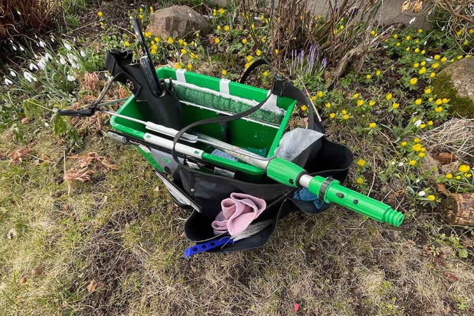 Vårtecken: Ett av de säkraste vårtecknen är när våra kunder börjar ringa och beställa fönsterputsning. Fönsterputsningsutrustning bland underbart vackra vårblommor.