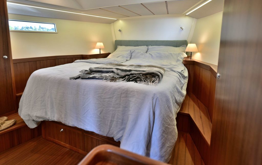 Owner's stateroom, with lamps, bedside tables and reading lamps