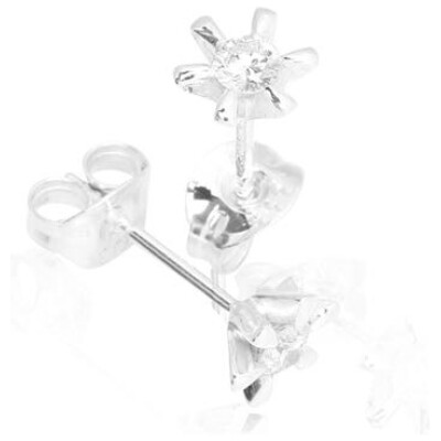 PRESENT Labgrown Ørestikker i 8 kt. hvidguld med ialt: 0,15 ct. white diamant. Byt om 2 år.
