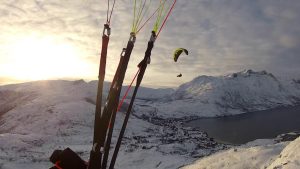 balanse mellom arbeid og fritid,fleksibel ledelse,kompetanseoverføring,leadership lessons from sports,leadership skills,paragliding,professional growth,risikoanalyse,risk management,strategisk ledelse,teamdynamikk,tillit i team,tillitsbasert ledelse