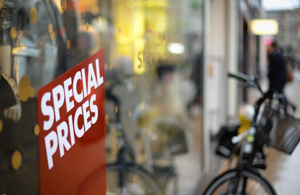 Butikkvindu med skiltet «Special Prices» som illustrerer rabattprising og kampanjestrategi i detaljhandel.